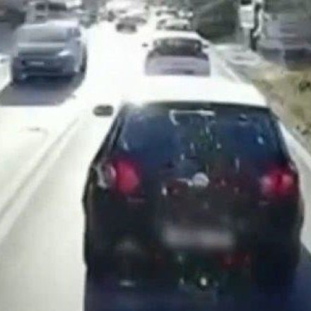 Οδηγός «ωρολογιακή βόμβα»: Προσπερνά 8 Ι.Χ. σε διπλή διαχωριστική γραμμή - Εξοργιστικό βίντεο