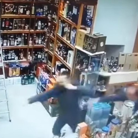 Η στιγμή που 25χρονος ληστής εισβάλλει σε κατάστημα στο Νέο Ηράκλειο