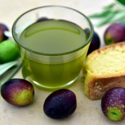 Ελαιόλαδο: «Ξεφουσκώνει» η τιμή στα ράφια – Πόσο πωλείται ο τενεκές