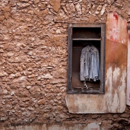 Το «στοιχειωμένο πουκάμισο» του Πειραιά: Το viral ανεξήγητο φαινόμενο στην καρδιά της πόλης