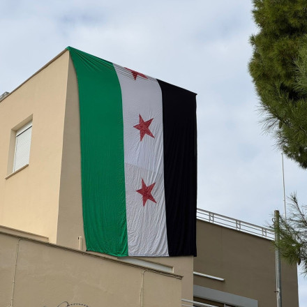 Προσήχθησαν καταληψίες που μπήκαν στην πρεσβεία της Συρίας στην Αθήνα- Ύψωσαν σημαία της επανάστασης