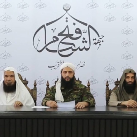 Χαμός με τον Αλ Τζολάνι: Ζήτησε από γυναίκα να φορέσει μαντίλα για να φωτογραφηθούν