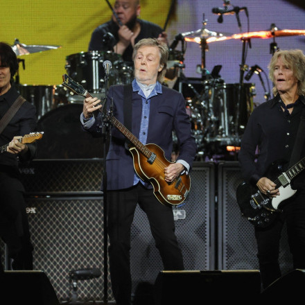 Ο Πολ Μακάρτνεϊ και ο Ρίνγκο Σταρ ενώθηκαν ξανά σε μια μοναδική συναυλία στο Λονδίνο