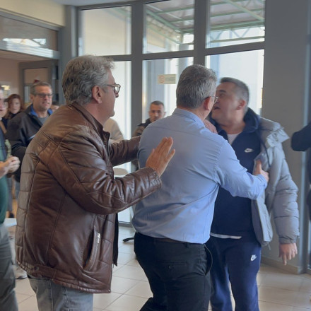 Λάρισα: Στο νοσοκομείο ο Αγοραστός μετά την επίθεση από συγγενείς θυμάτων των Τεμπών - Δείτε βίντεο