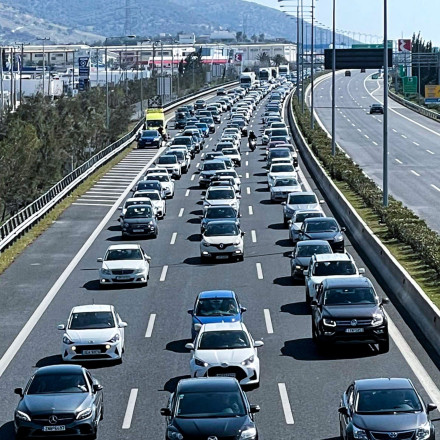 Αττική Οδός: Τροχαίο με 4 οχήματα - Κλειστές λωρίδες προς Ελευσίνα