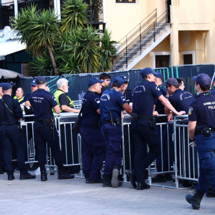 Ανακοινώσεις Μητσοτάκη: Τι κερδίζουν ένστολοι και συνταξιούχοι με χαμηλές αποδοχές - Παραδείγματα