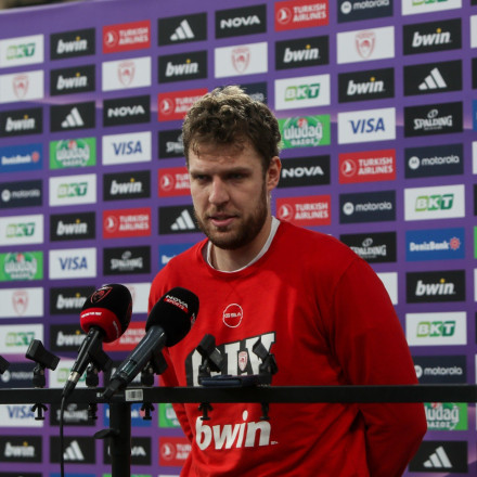 Βεζένκοφ για τον τίτλο MVP που πήρε από τον Nαν: «Αυτά είναι για να γίνεται καζούρα» [vid]