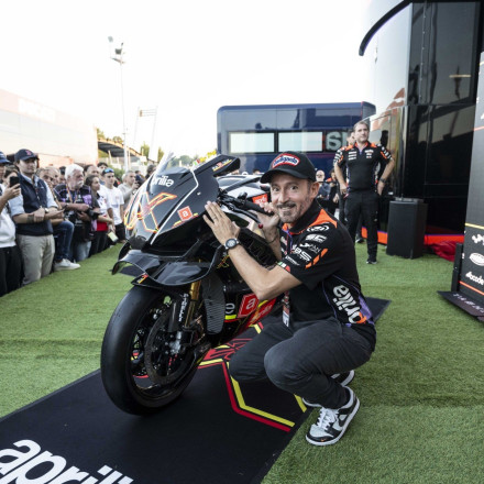 Aprilia RSV4 X ex3ma από την πίστα στο δρόμο