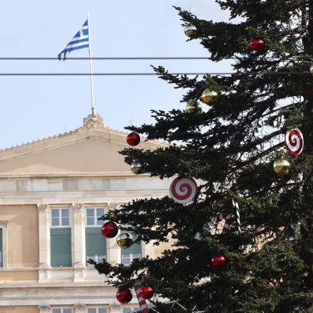 Δημοσκόπηση Αction24: Σύνταγμα ή Πεδίον Άρεως, κουραμπιέδες ή μελομακάρονα - Τι απαντούν οι πολίτες