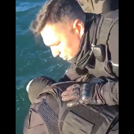 Η στιγμή που αστυνομικοί σώζουν άνδρα από τον Θερμαϊκό: «Σε κρατάμε, δώστε 1-2-3»