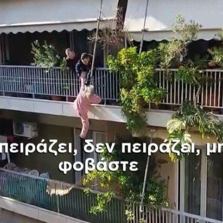 Κάτω Πατήσια: 75χρονη κρεμόταν επί μισή ώρα από τα κάγκελα μπαλκονιού - Καρέ καρέ η διάσωσή της