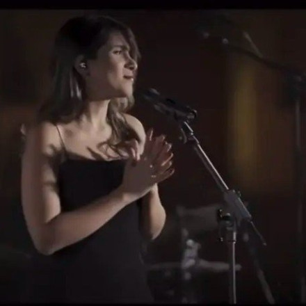 Σάλος στο Ιράν: 27χρονη τραγουδίστρια συνελήφθη επειδή δεν φορούσε χιτζάμπ στη συναυλία της