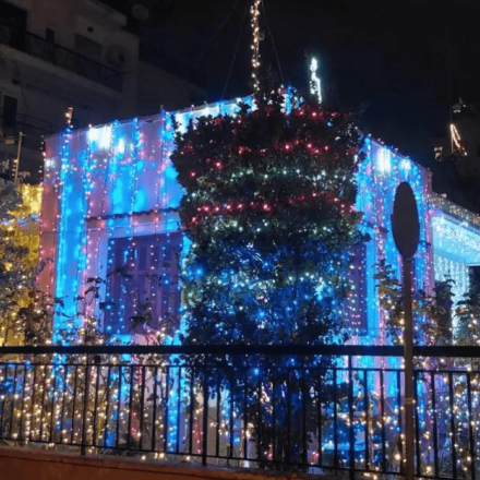 Χαλάνδρι: Το χριστουγεννιάτικο σπίτι που δεν αφήνει... εκατοστό χωρίς λαμπάκι - Εντυπωσιακές εικόνες