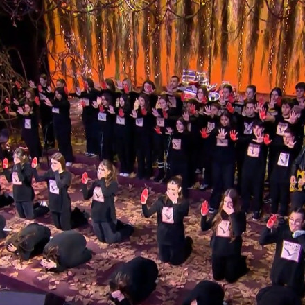 Δυνατό το φινάλε του «Αλ Τσαντίρι Νιουζ»: Μήνυμα για την κακοποίηση των γυναικών με τη φωνή παιδιών