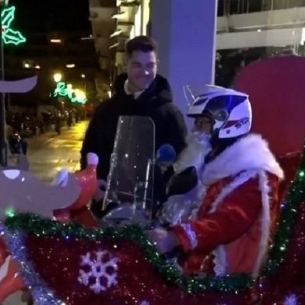 Θεσσαλονίκη: Ντελιβεράς έκανε το μηχανάκι... έλκηθρο και κάνει παραδόσεις ως Άη Βασίλης