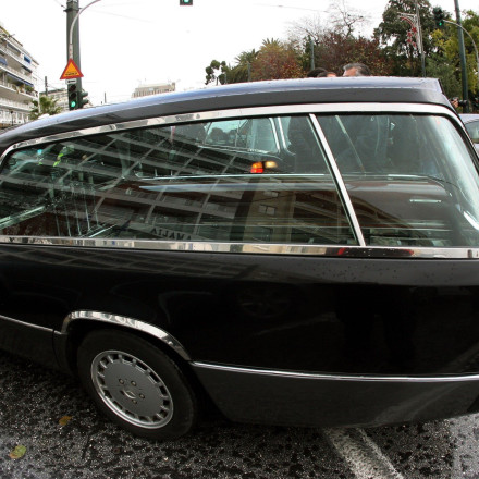 Άγραφα: Νεκροφόρα με φέρετρο χάθηκε σε κακοτράχαλους ορεινούς δρόμους και κόλλησε στις λάσπες