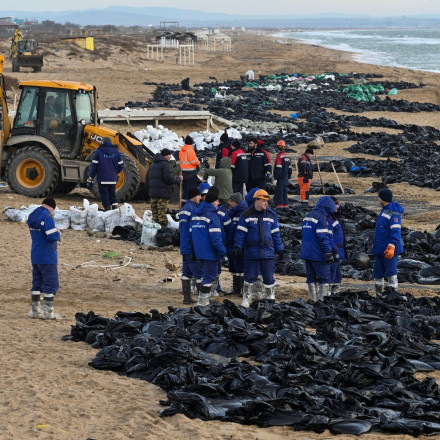 Συναγερμός στη Ρωσία για πετρελαιοκηλίδα από δύο δεξαμενόπλοια στη Μαύρη Θάλασσα