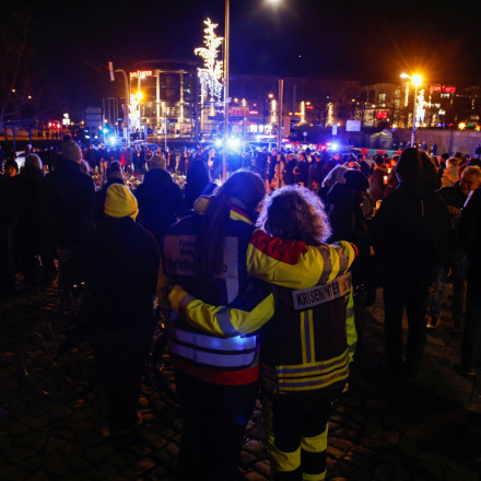 Μαγδεμβούργο: Ανθρώπινη αλυσίδα κατά του μίσους στη χριστουγεννιάτικη αγορά μετά το μακελειό