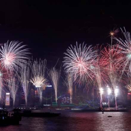Στιγμιότυπα από την φαντασμαγορική υποδοχή του 2025: Υπερθέαμα πυροτεχνημάτων σε όλη την υφήλιο