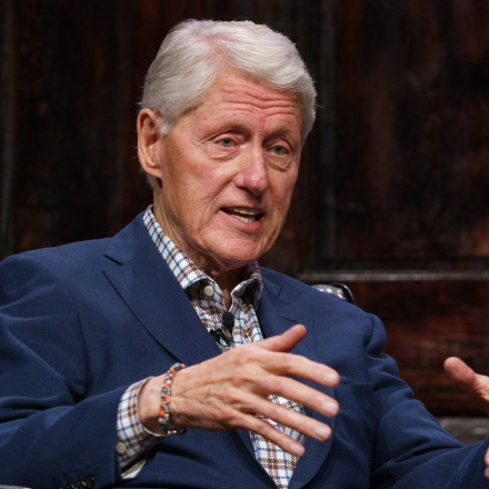 Ο Μπιλ Κλίντον δυσκολεύεται να περπατήσει - Αίσθηση προκάλεσε η εμφάνισή του μαζί με τη Χίλαρι