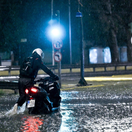 Θωμαΐδης για τα λύματα στην Ποσειδώνος: Να πλυθούν όσοι ήρθαν σε επαφή - Κινδυνεύουν από μολύνσεις