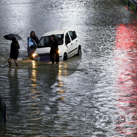 Η κακοκαιρία «Elena» δείχνει τα «δόντια» της: Ποτάμι η Παραλιακή - Προβλήματα και στην Εύβοια