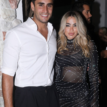 Κόνι Μεταξά: Το εορταστικό άλμπουμ χωρίς τον Μάριο Καπότση που πυροδότησε τις φήμες περί χωρισμού