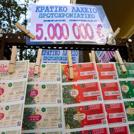 Πρωτοχρονιάτικο λαχείο: Δείτε τους τυχερούς αριθμούς της μεγάλης κλήρωσης