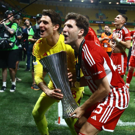 Το post της UEFA γεμάτο... ερυθρόλευκες κούπες: «Ο Ολυμπιακός έγραψε ιστορία»