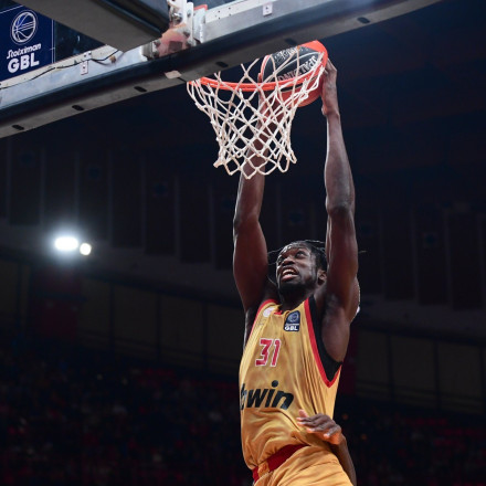 Ολυμπιακός: Τι... βαθμό πήρε ο «πύργος» Νέιθαν Μένσα στο ντεμπούτο του με τα ερυθρόλευκα [Vid]