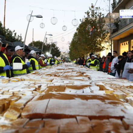 Εξαντλήθηκε σε χρόνο ρεκόρ η βασιλόπιτα «γίγας» στο Περιστέρι - Δείτε εντυπωσιακές εικόνες