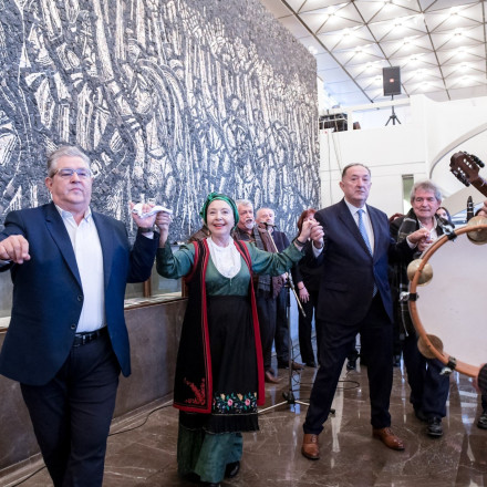 Κάλαντα Πρωτοχρονιάς: «Τα άκουσαν» οι πολιτικοί αρχηγοί – Το έριξε στο τσάμικο ο Κουτσούμπας