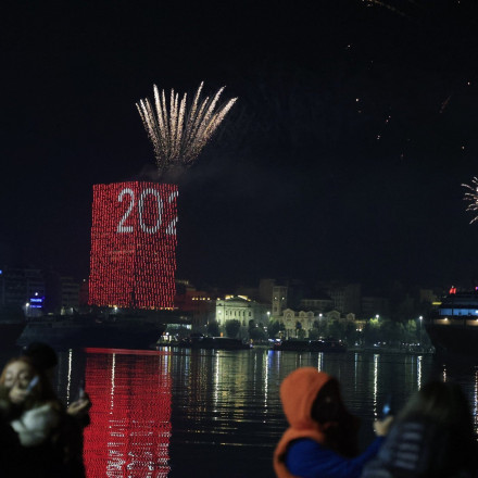 Πειραιάς: Το «Blue Star Delos» έγινε το πρώτο πλοίο που έκανε «ποδαρικό» στο λιμάνι για το 2025