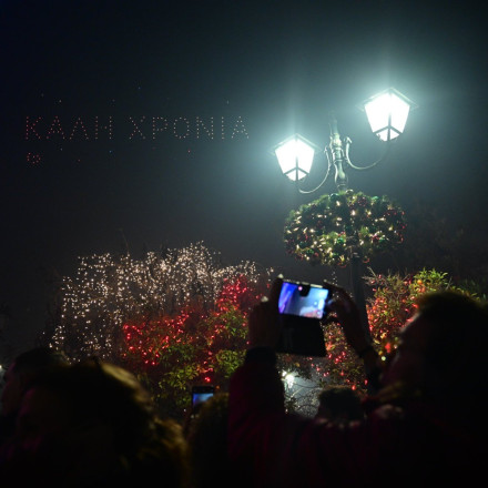 Με την «Ταράτσα του Χρόνου» και με... αθόρυβα πυροτεχνήματα, η Αθήνα υποδέχθηκε το 2025