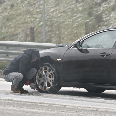 Κυκλοφοριακές ρυθμίσεις σε Βοιωτία και Εύβοια λόγω κακοκαιρίας – Πού χρειάζονται αλυσίδες
