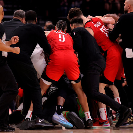 ΝΒΑ: «Ροντέο» στο Χιούστον με έξι αποβολές στην αναμέτρηση Ρόκετς – Χιτ [Vid]