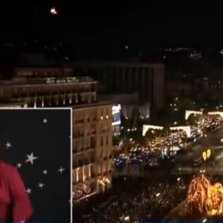 «Μπράβο στη θεάρα»: Αποθεωτικά σχόλια για τη διερμηνέα νοηματικής στην εκδήλωση στο Σύνταγμα