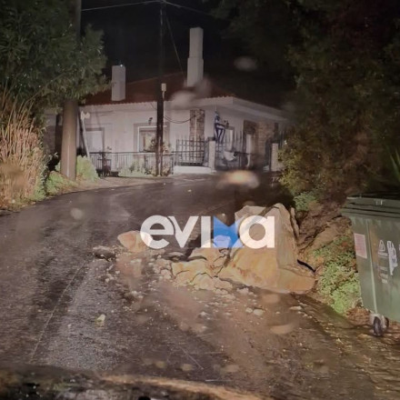 Κακοκαιρία: Προβλήματα στην Εύβοια από την έντονη βροχόπτωση - Έπεσαν κομμάτια βράχων