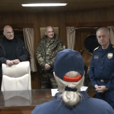 Κάλαντα εν πλω στη φρεγάτα «Ψαρά» άκουσε ο Νίκος Δένδιας