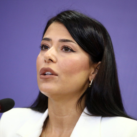 «Σας παρακαλώ, σηκωθείτε όρθιοι»: Η Λατινοπούλου μιμείται on air τη Ζωή Κωνσταντοπούλου