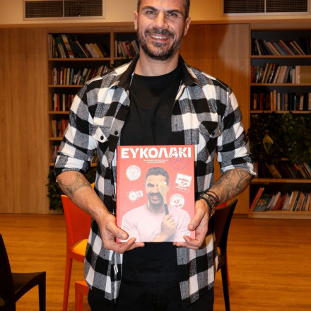 Πετρετζίκης για την πατρότητα: Δεν γίνεται να πείσεις ένα παιδί να φάει μπρόκολο ενώ εσύ δίπλα τρως πιτόγυρο