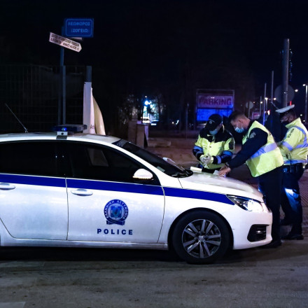 Χειροπέδες σε μεθυσμένο οδηγό που «έτρεχε» με 151 χλμ/ώρα στη Λαυρίου - Απείλησε αστυνομικούς