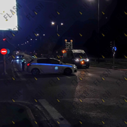 Τροχαίο στην Κατεχάκη: Αυτοκίνητο «καρφώθηκε» σε κολώνα - Στο σκοτάδι μία ολόκληρη περιοχή