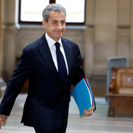 Ο Νικολά Σαρκοζί απολαμβάνει τις διακοπές του στις Σεϋχέλλες παρά το... ηλεκτρονικό βραχιολάκι