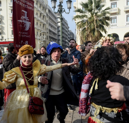 Θεοφάνεια: Τα έθιμα που αναβιώνουν στη Βόρεια Ελλάδα - Ραγκουτσάρια, Φωταράδες, Καμήλες Θεοφάνεια: Τα έθιμα που αναβιώνουν στη Βόρεια Ελλάδα - Ραγκουτσάρια, Φωταράδες, Καμήλες