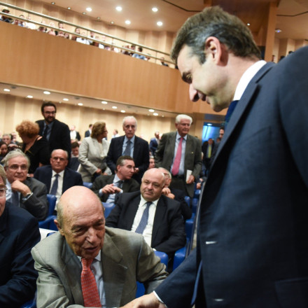 Ο Κυριάκος Μητσοτάκης αποχαιρετά με θλίψη τον Κώστα Σημίτη: «Άξιος και ευγενής πολιτικός αντίπαλος»