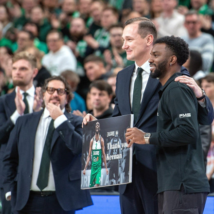 Η Ζάλγκιρις τίμησε τον Κίναν Έβανς στην αναμέτρηση με τον Ολυμπιακό και οι Λιθουανοί τον αποθέωσαν [vid]