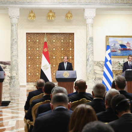 Μητσοτάκης από Κάιρο: «Η διαδρομή της Συρίας προς το αύριο περνά μέσα από το Διεθνές Δίκαιο»
