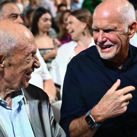 Ο Γιώργος Παπανδρέου εξηγεί γιατί δεν παρέστη στην κηδεία του Κώστα Σημίτη