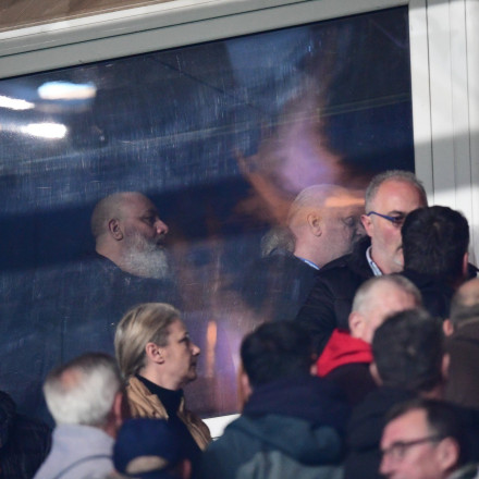 Απρόκλητη επίθεση οπαδών στο μπουθ της διοίκησης του Ολυμπιακού - Πυροσβεστική παρέμβαση Κωστούλα